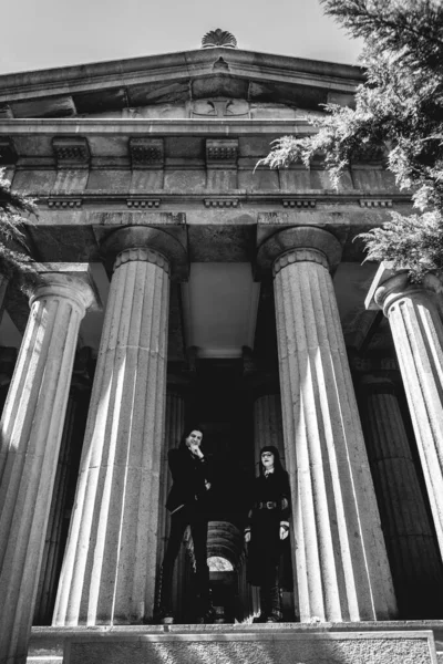Dunkles Gotisches Paar Großem Antiken Verlassenen Mausoleum Römischen Pantheon Stil — Stockfoto
