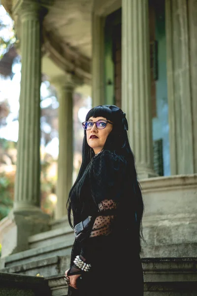 Mujer Gótica Oscura Con Vestido Gran Mausoleo Antiguo Abandonado Estilo —  Fotos de Stock