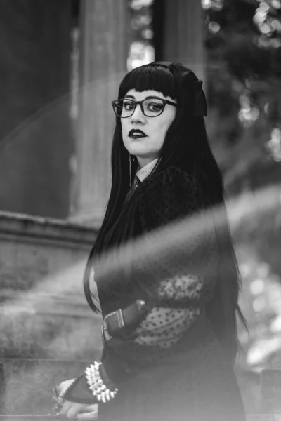 Siyah Gotik Kadın Büyük Terk Edilmiş Neoklasik Tarzda Ormanda Sütunları — Stok fotoğraf