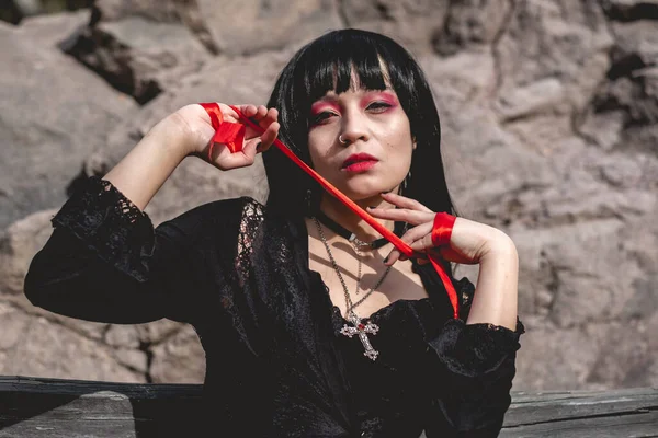 Joven Sexy Vampírica Chica Gótica Hispana Con Vestido Negro Sentada —  Fotos de Stock