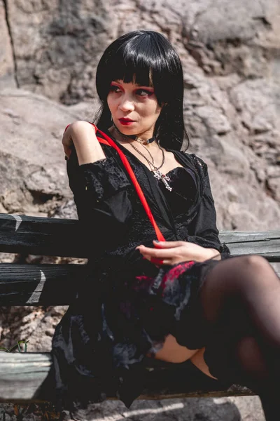 Joven Sexy Vampírica Chica Gótica Hispana Con Vestido Negro Sentada —  Fotos de Stock