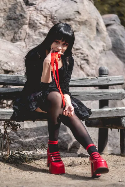 Siyah Elbiseli Kırmızı Platformlu Genç Seksi Vampir Gotik Bir Kız — Stok fotoğraf