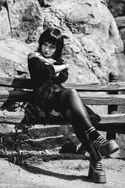 Joven Sexy Vampírica Chica Gótica Hispana Con Vestido Negro Zapatos — Foto de Stock