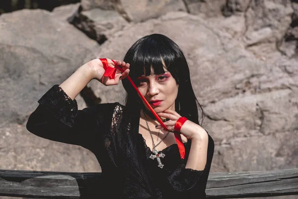 Mladá Sexy Upíří Hispánská Gotička Černými Šaty Sedící Hrající Krví — Stock fotografie