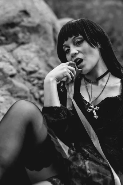 Junges Sexy Und Vampiristisches Hispanisches Gothic Girl Mit Schwarzem Kleid — Stockfoto