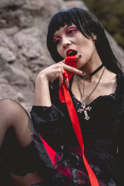Siyah Elbiseli Genç Seksi Vampir Gotik Bir Kız Kan Kırmızı — Stok fotoğraf