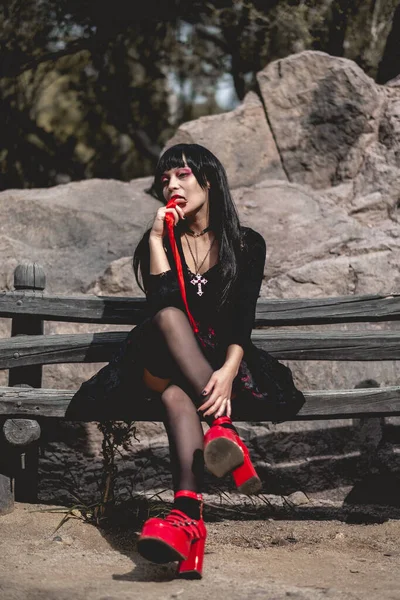 Menina Gótica Hispânica Jovem Sexy Vampiric Com Vestido Preto Sapatos — Fotografia de Stock