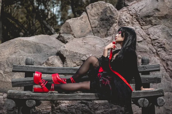 Joven Sexy Vampírica Chica Gótica Hispana Con Vestido Negro Plataformas —  Fotos de Stock