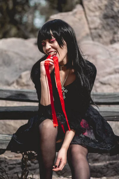 Jong Sexy Vampier Spaanse Gothic Meisje Met Zwarte Jurk Zittend — Stockfoto