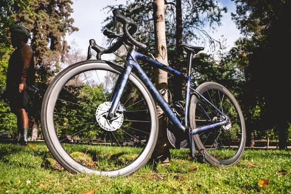 Pro Bike Einem Baum Park Mit Biker Steht Einem Sonnigen — Stockfoto