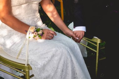 Düğün töreninde damadın elini tutmasının ayrıntıları.