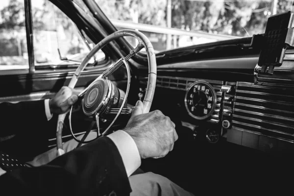 Ruce Starého Člověka Jezdí Nóbl Svatební Auto Odpoledních Hodinách Černé — Stock fotografie