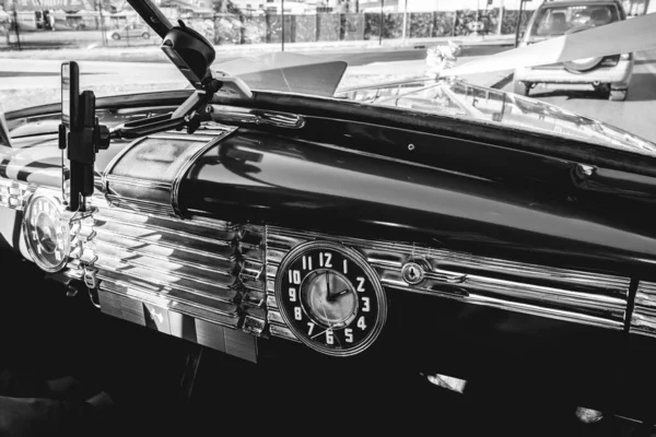 Wyżywienie Eleganckiego Samochodu Weselnego Godzinach Popołudniowych Czarno Białe — Zdjęcie stockowe