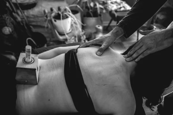 Traditionele Chinese Arts Het Consult Doet Een Massage Aan Een — Stockfoto