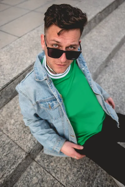 Jonge Blonde Model Man Met Zonnebril Groen Shirt Spijkerjasje Zwarte — Stockfoto