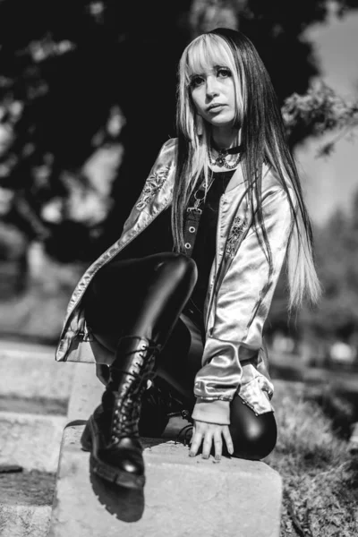 Retrato Una Modelo Joven Flaca Con Pelo Largo Rubio Negro —  Fotos de Stock