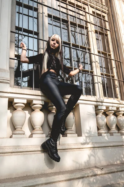 Genç Sıska Model Uzun Sarı Siyah Saçlı Siyah Giysili Çizmeli — Stok fotoğraf