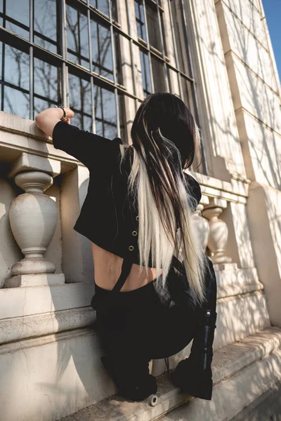 Jong Mager Model Met Lang Blond Zwart Haar Zwarte Kleding — Stockfoto