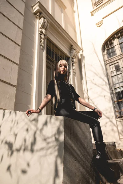 Genç Sıska Bir Model Uzun Sarı Siyah Saçlı Siyah Elbiseli — Stok fotoğraf