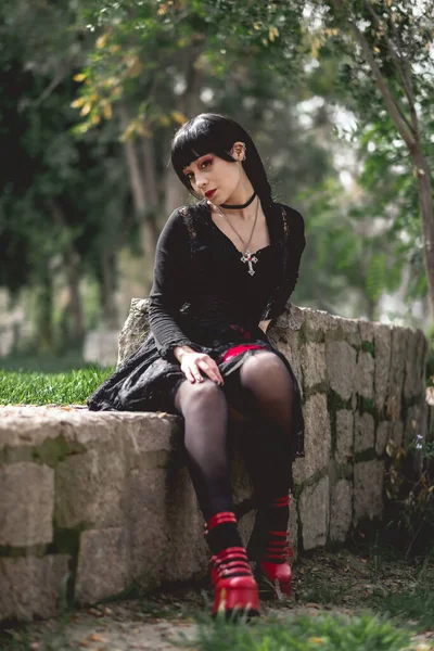 Joven Flaca Chica Gótica Hispana Con Vestido Negro Pantimedias Plataformas — Foto de Stock