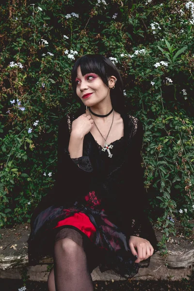 Joven Flaca Chica Gótica Hispana Con Vestido Negro Falda Roja — Foto de Stock