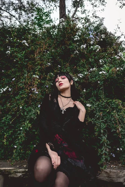 Ung Och Mager Latinamerikansk Goth Flicka Med Svart Klänning Och — Stockfoto