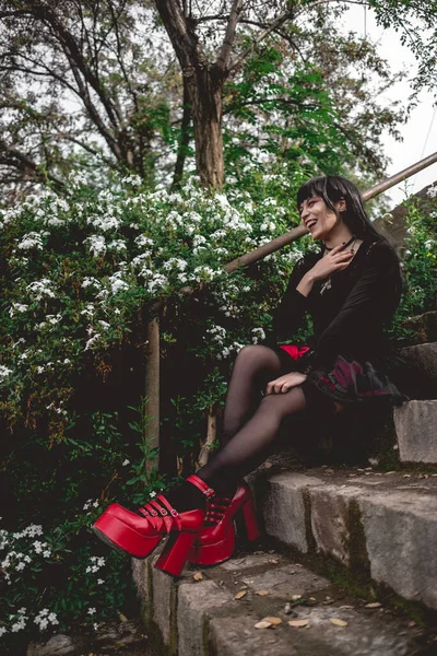 Genç Sıska Spanyol Gotik Kız Siyah Elbiseli Kırmızı Platformlu Taş — Stok fotoğraf