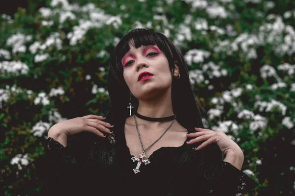 Siyah Elbiseli Kırmızı Makyajlı Genç Sıska Spanyol Gotik Kız Ormanda — Stok fotoğraf