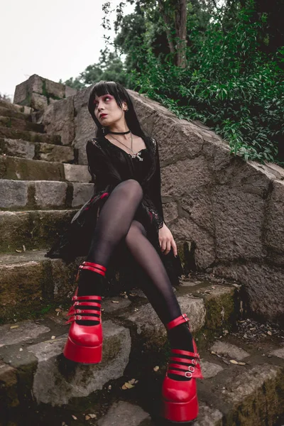 Jong Mager Spaans Gothic Meisje Met Zwarte Jurk Panty Rode — Stockfoto
