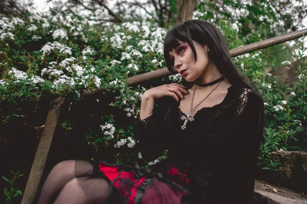 Mladý Hubený Hispánský Gotik Dívka Černými Šaty Červenou Sukní Sedí — Stock fotografie