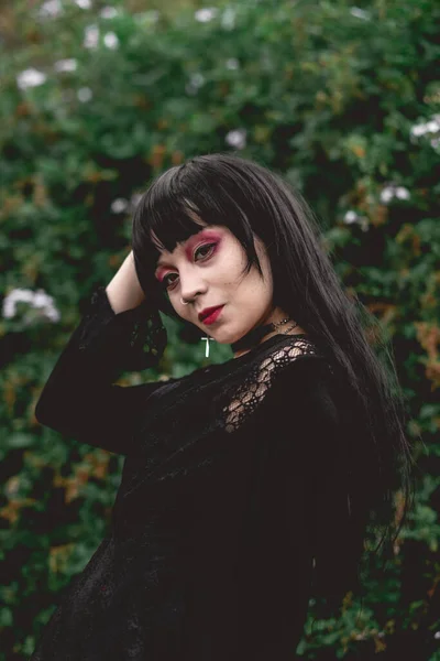 Jong Mager Spaans Gothic Meisje Met Zwarte Jurk Rode Make — Stockfoto