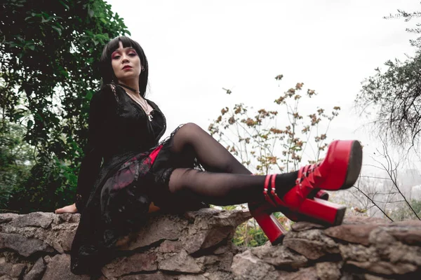 Ung Och Mager Latinamerikansk Goth Flicka Med Svart Klänning Strumpbyxor — Stockfoto