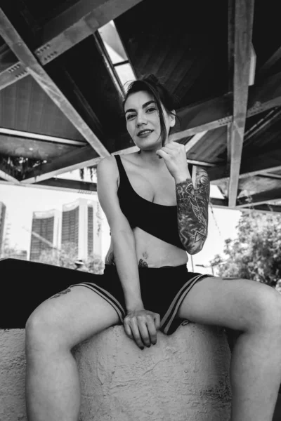 Стиль Повстанців Сексуальна Молода Жінка Чорним Верхом Коротким Татуювання Скейтборд — стокове фото