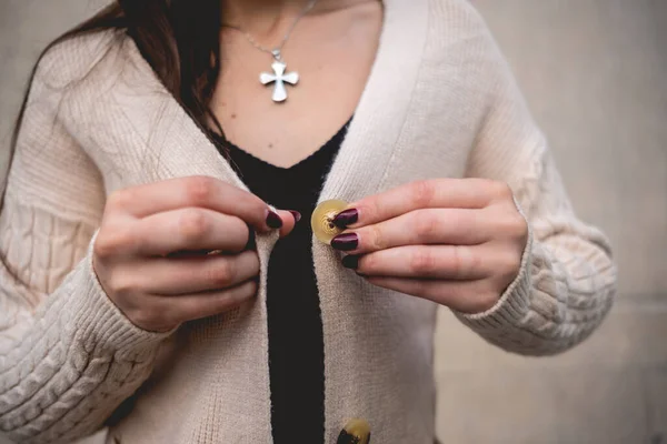 Κοντινό Πλάνο Του Θρησκευτικού Κοριτσιού Σταυρό Κοσμήματα Όμορφα Χέρια Σκούρα — Φωτογραφία Αρχείου