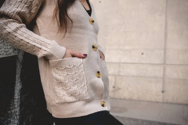 도시에서 아름다운 베이지 스웨터 직물에 사항이 소녀의 — 스톡 사진