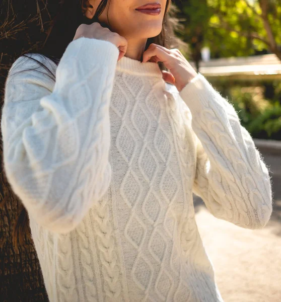 Close Menina Com Belas Mãos Unhas Escuras Suéter Branco Com — Fotografia de Stock