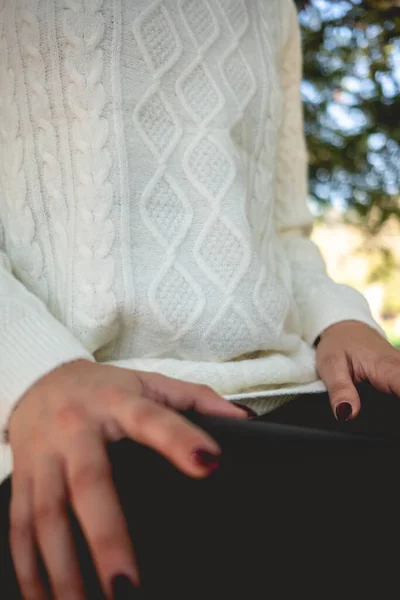 Primer Plano Niña Con Hermosas Manos Uñas Oscuras Suéter Blanco — Foto de Stock