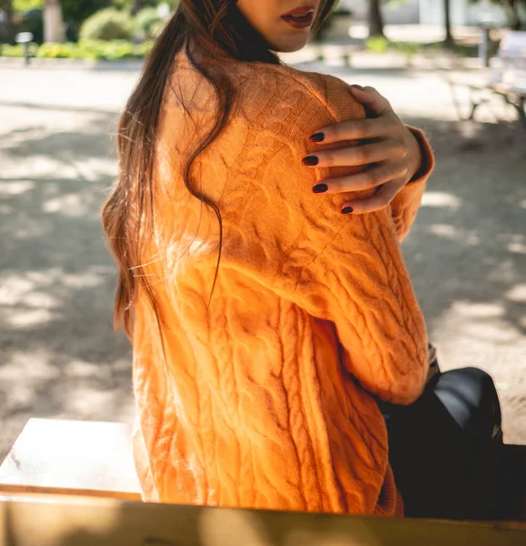 Detailní Záběr Dívky Krásnýma Rukama Tmavými Nehty Oranžovým Svetrem Látkovými — Stock fotografie