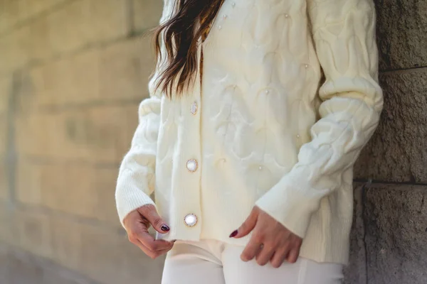 Primer Plano Niña Con Hermosas Manos Uñas Oscuras Suéter Blanco —  Fotos de Stock