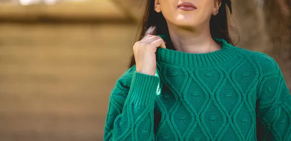 Close Menina Com Belas Mãos Pregos Escuros Suéter Verde Com — Fotografia de Stock