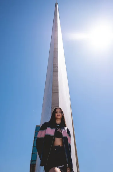 Şehir Modası Genç Esmer Model Deri Ceket Giyiyor Mavi Gökyüzü — Stok fotoğraf