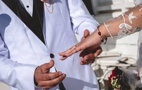 完美的爱情时刻 新郎把戒指戴在新娘手指上的细节 — 图库照片
