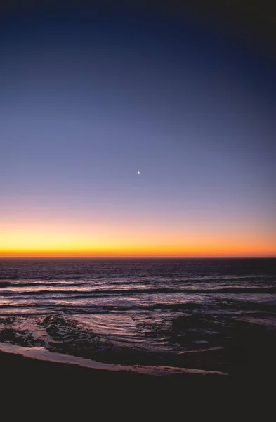 Tranquilidad Oceánica Escena Luna Creciente Blanca Iluminando Oscuro Océano Púrpura — Foto de Stock