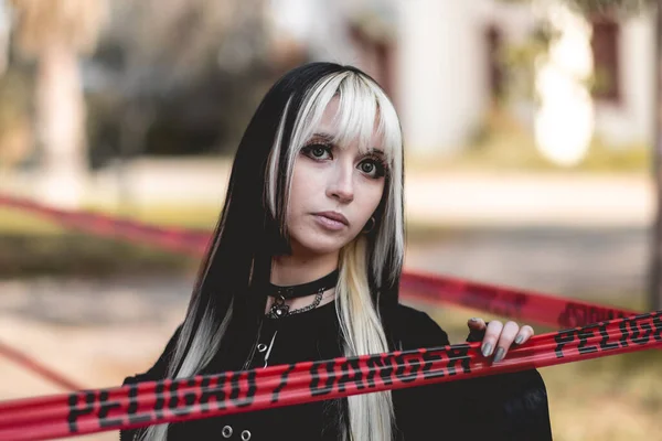 Gevaarlijk Stijlvol Jonge Vrouw Goth Accessoires Rotsen Zwarte Outfit Poseert — Stockfoto