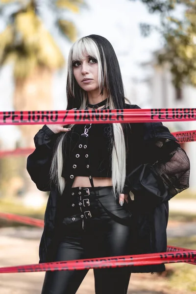 Gevaarlijk Stijlvol Jonge Vrouw Goth Accessoires Rotsen Zwarte Outfit Poseert — Stockfoto
