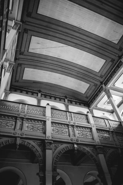 古い世紀の公共博物館のインテリアで壮大な新古典主義建築の2階と天井午後 黒と白で — ストック写真