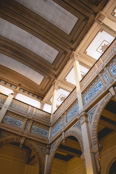 午後には古い世紀の公共博物館のインテリアで壮大な新古典主義建築の2階と天井 — ストック写真