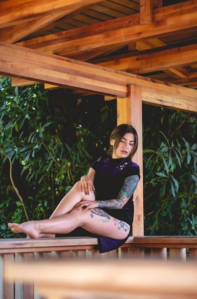 Εξωτική Κομψότητα Τατουάζ Σέξι Νεαρή Μελαχρινή Γυναίκα Ένα Μπλε Κινέζικο — Φωτογραφία Αρχείου