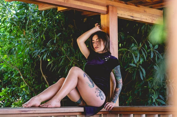 Εξωτική Κομψότητα Τατουάζ Σέξι Νεαρή Μελαχρινή Γυναίκα Ένα Μπλε Κινέζικο — Φωτογραφία Αρχείου