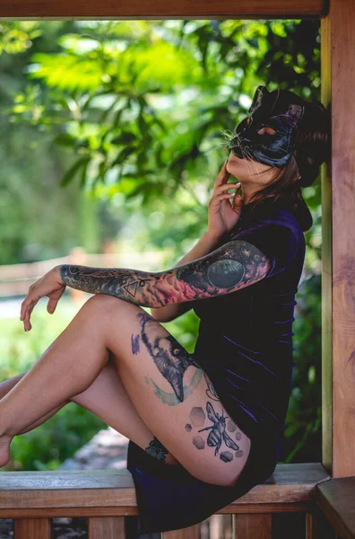 Exotisk Förförelse Tatuerad Sexig Ung Brunett Kvinna Blå Kinesisk Klänning — Stockfoto